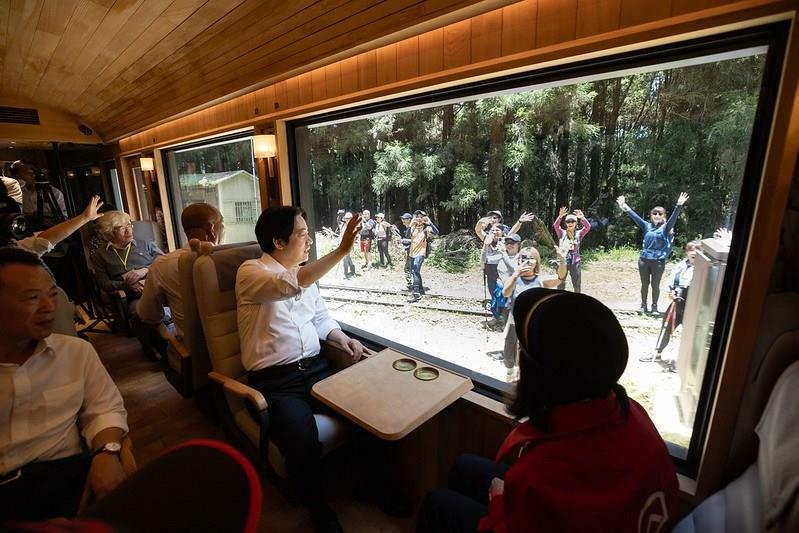 市民らに阿里山鉄道の車内から手を振る頼清徳総統（右から2人目）＝総統府提供