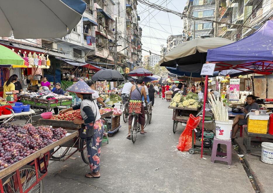 ミャンマー・ヤンゴン中心部の市場＝2月（共同）