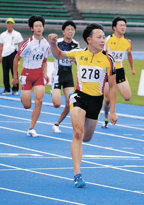 １００メートル決勝でゴールする清水＝石川県陸上競技場