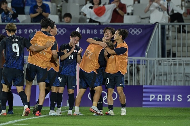 決勝点の山本を祝福する選手たち。U-23日本代表がマリを下し、２大会連続の決勝T進出を決めた。写真：金子拓弥 (サッカーダイジェスト写真部／JMPA代表撮影)