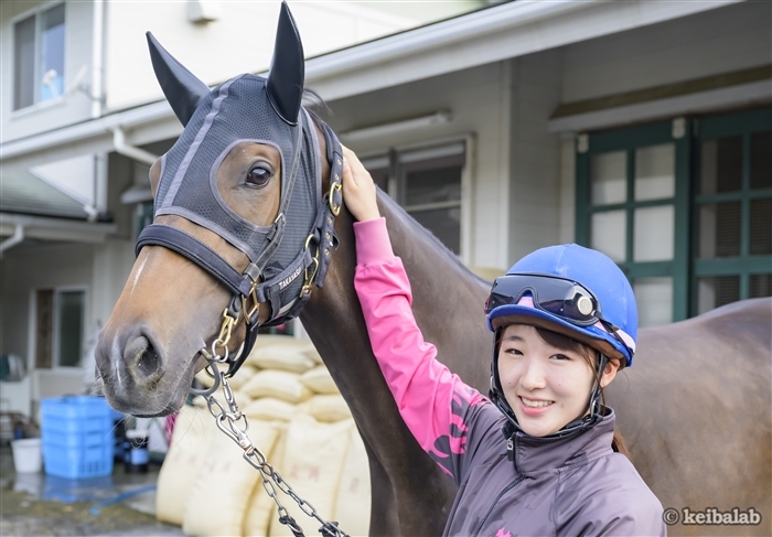 JRA通算100勝まであと1勝に迫る永島まなみ騎手と、初勝利を目指すマナミン