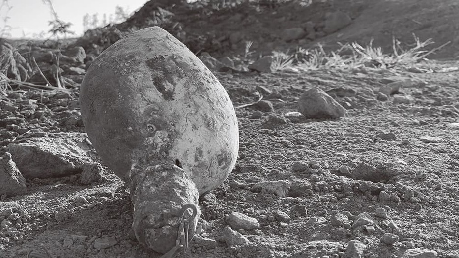 渇水の島で兵士が大切にしたと思われる水筒（2023年2月）（写真：『硫黄島上陸友軍ハ地下ニ在リ』より）