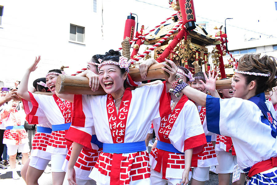 1基200kgある神輿をギャルたちが担ぐ『天神祭女性御神輿（ギャルみこし）』の様子（7月23日・大阪市内）