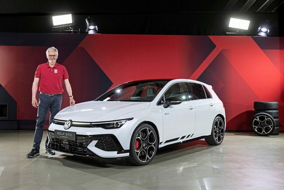 サイドスカートもハイグロス仕上げで、典型的な「GTI クラブスポーツ」のホイールは変更されている。