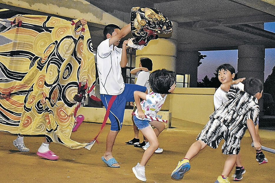 演舞会に向け練習に励む子ども＝射水市放生津小