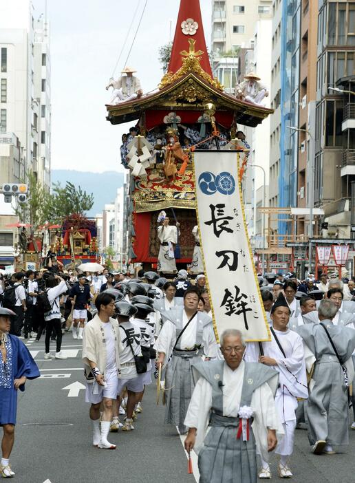 京都・祇園祭前祭の「山鉾巡行」で、四条通を進む先頭の長刀鉾＝17日午前