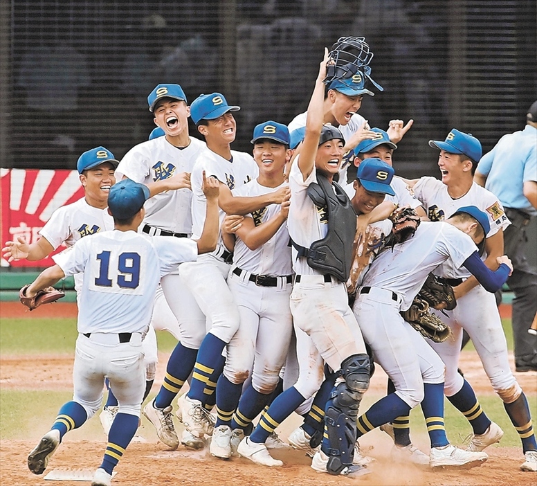 ３年連続１９度目の優勝を果たし喜び合う聖光学院ナイン