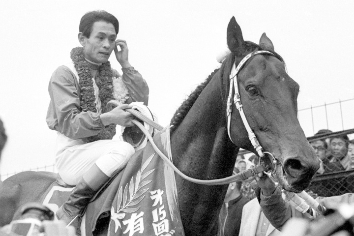 顕彰馬に選ばれ、歴史的名馬の1頭と称されるスピードシンボリ。鞍上は主戦の野平祐二。写真：産経新聞社