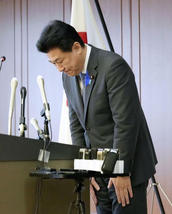 記者会見で一連の不祥事について謝罪する木原防衛相＝12日午前、防衛省