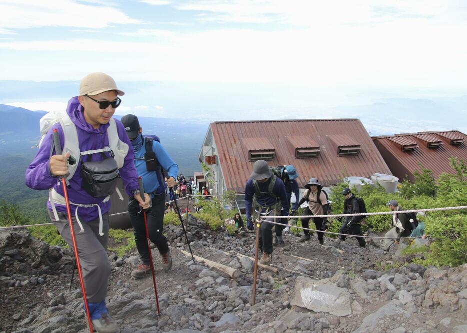 富士山の静岡県側登山道が開通し、富士宮ルートの6合目を登る登山客ら＝10日午前、静岡県富士宮市