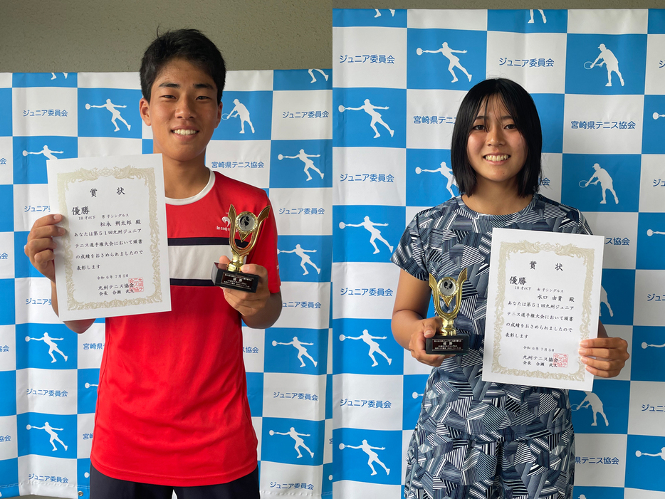 「第51回九州ジュニアテニス選手権大会兼ユニクロ全日本ジュニアテニス選手権九州地域予選」（宮崎・宮崎市生目の杜運動公園テニスコート、宮崎市清武総合運動公園テニスコート）の18歳以下シングルスで優勝を飾った松永朔太郎（大分／大分舞鶴高校：左）と水口由貴（沖縄／沖縄尚学高校）（写真提供◎九州テニス協会）