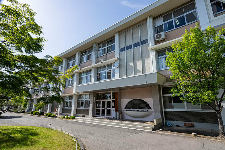 1901年創立の歴史ある上田染谷丘高校。現在の校舎は築50年を超える(撮影／窪田真一)