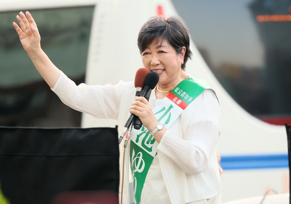 7月5日、小池氏は新宿駅南口で演説を行った（写真：つのだよしお/アフロ）