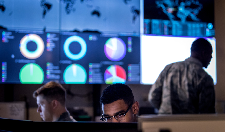 サイバー空間を監視するアメリカ軍（DVIDS）