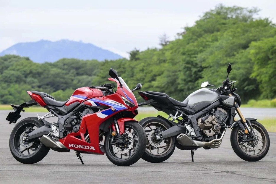 ホンダのCBR650R　E-クラッチ（左　115万5000円～）とCB650R　E-クラッチ（108万9000円）。車重はマニュアル仕様に対し、2kg増に抑えた。