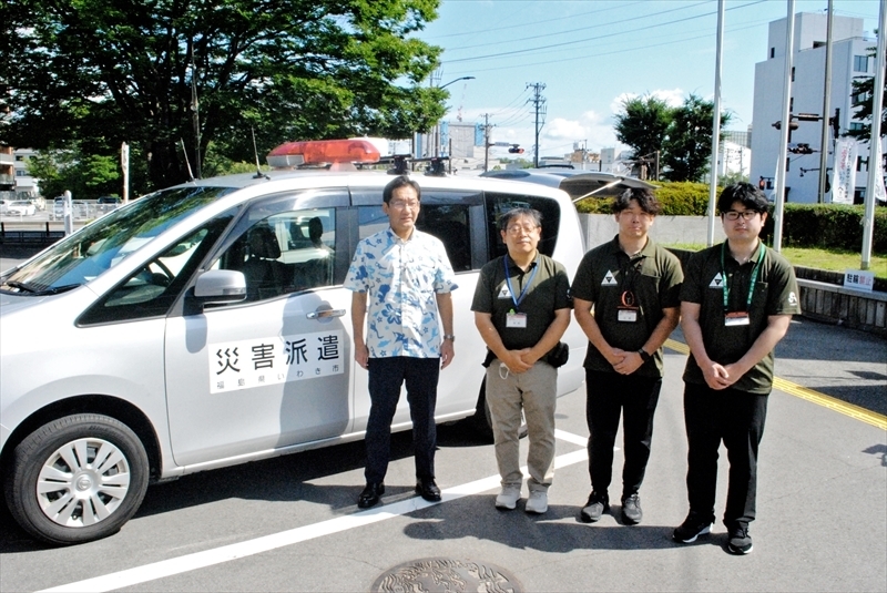 内田市長から激励を受ける（右から）千葉、古橋、間部の各氏