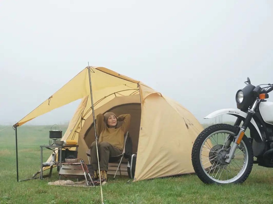 雨のキャンプに出かけるときの持ち物や、テント設営・撤収のコツなど、バイクキャンプにおける雨対策を紹介