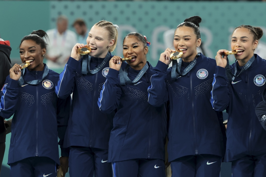 金メダルを獲得した米国女子体操チームの名をバイルズが発表した(C)Getty Images