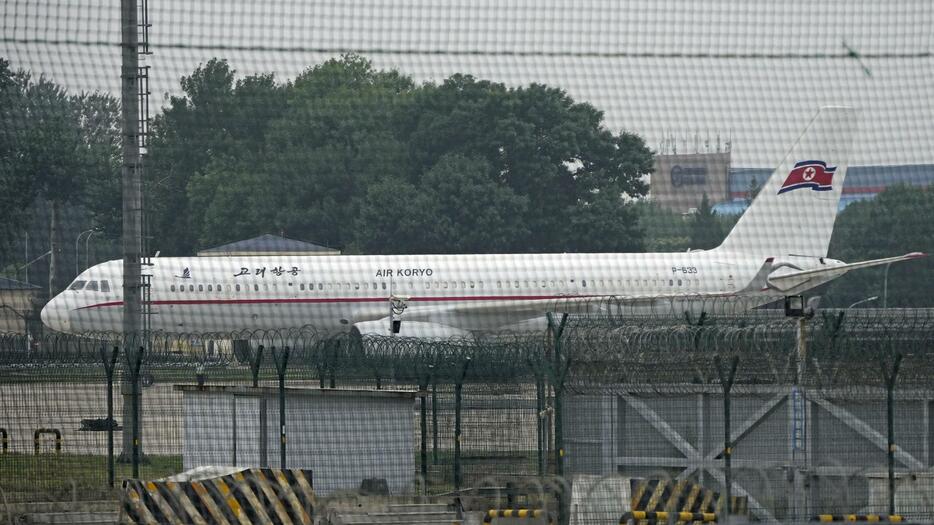 北京首都国際空港に駐機する高麗航空機＝15日（共同）