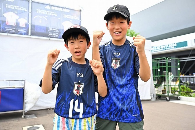 両親に日本代表の新ユニを買ってもらい、喜ぶ子どもたち。写真：金子拓弥（サッカーダイジェスト写真部）