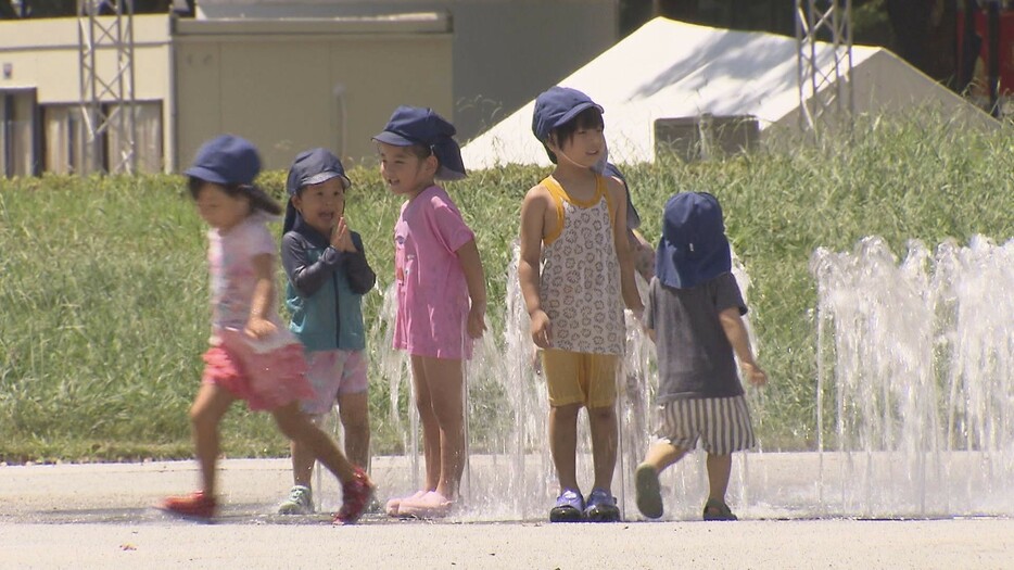 水遊びする子供たち 名古屋・栄 7月29日午前10時半ごろ