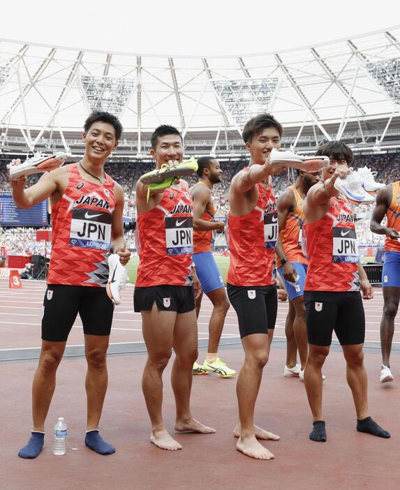 男子400メートルリレーで優勝した日本。右から坂井隆一郎、柳田大輝、桐生祥秀、上山紘輝＝20日、ロンドン（共同）