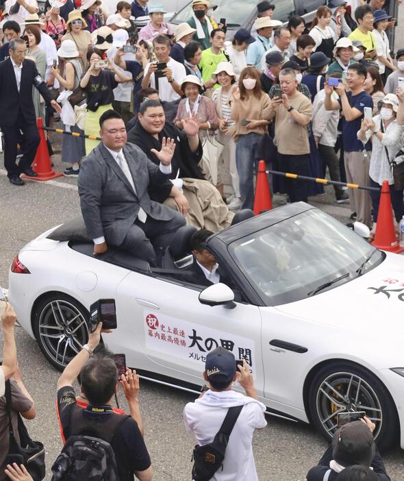 大相撲夏場所で初優勝を果たし、出身地の石川県津幡町でパレードする新関脇大の里関（車上の右）＝7日午後