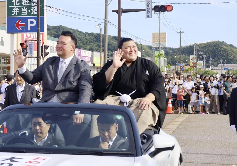 大相撲夏場所で初優勝を果たし、出身地の石川県津幡町でパレードする新関脇大の里関（右）＝7日午後