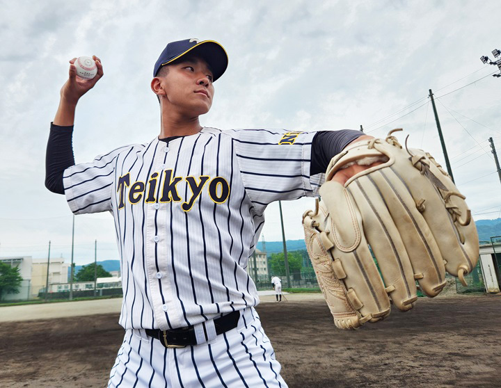 帝京長岡高の144キロ右腕・茨木は同校初の甲子園出場を目指す[写真＝BBM]