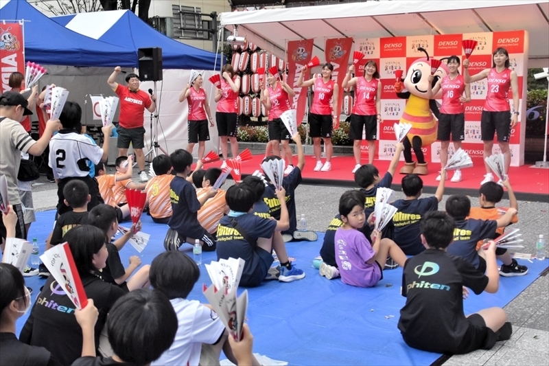 子どもたちと応援練習に臨む選手