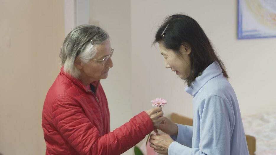 エリカ・プライシック医師と迎田さん