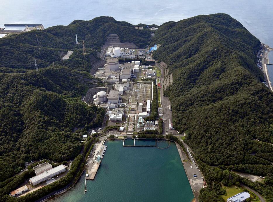 福井県敦賀市の日本原子力発電敦賀原発。原子力規制委員会は審査会合で2号機の原子炉直下に活断層があることを否定できず、原発の新規制基準に適合しないと結論付けた＝26日午後（共同通信社ヘリから）