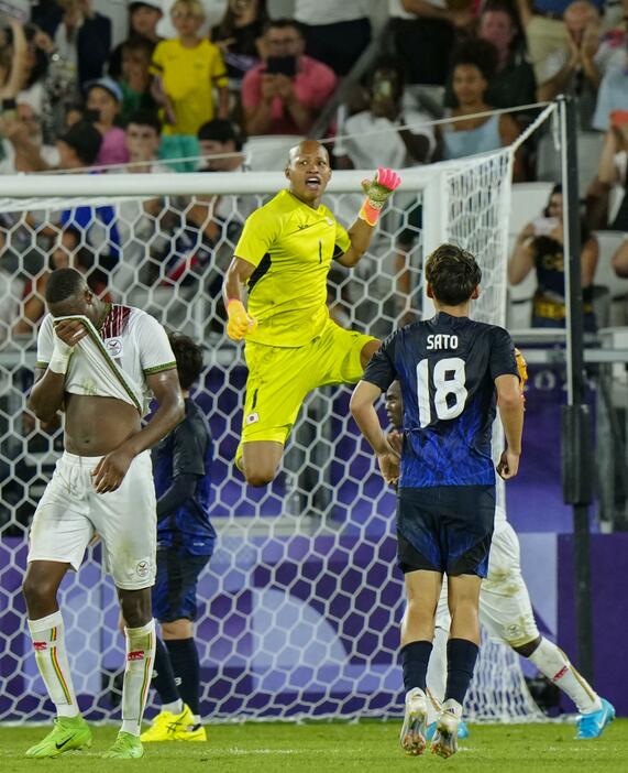 日本―マリ　試合終了間際、マリがPKを外し、跳び上がって喜ぶGK小久保＝ボルドー（共同）