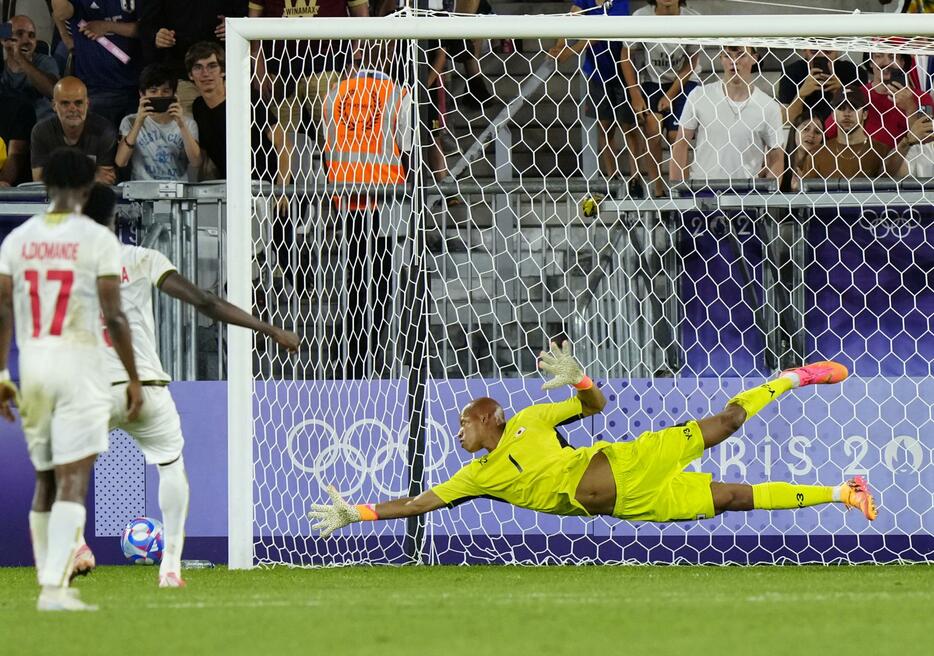 日本―マリ　試合終了間際、マリのPKのキックに飛びつくGK小久保＝ボルドー（共同）