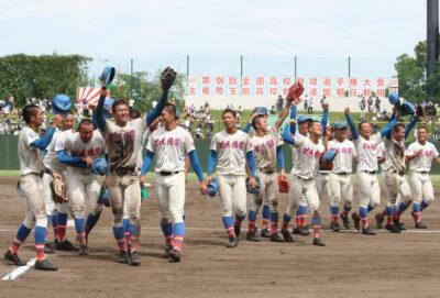 優勝を決めて歓喜する花咲徳栄ナイン