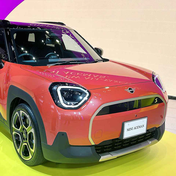 2022年にワールドプレミアされた「MINI コンセプト エースマン」をベースにしたデザイン。撮影車は上級グレードのエースマンSE。