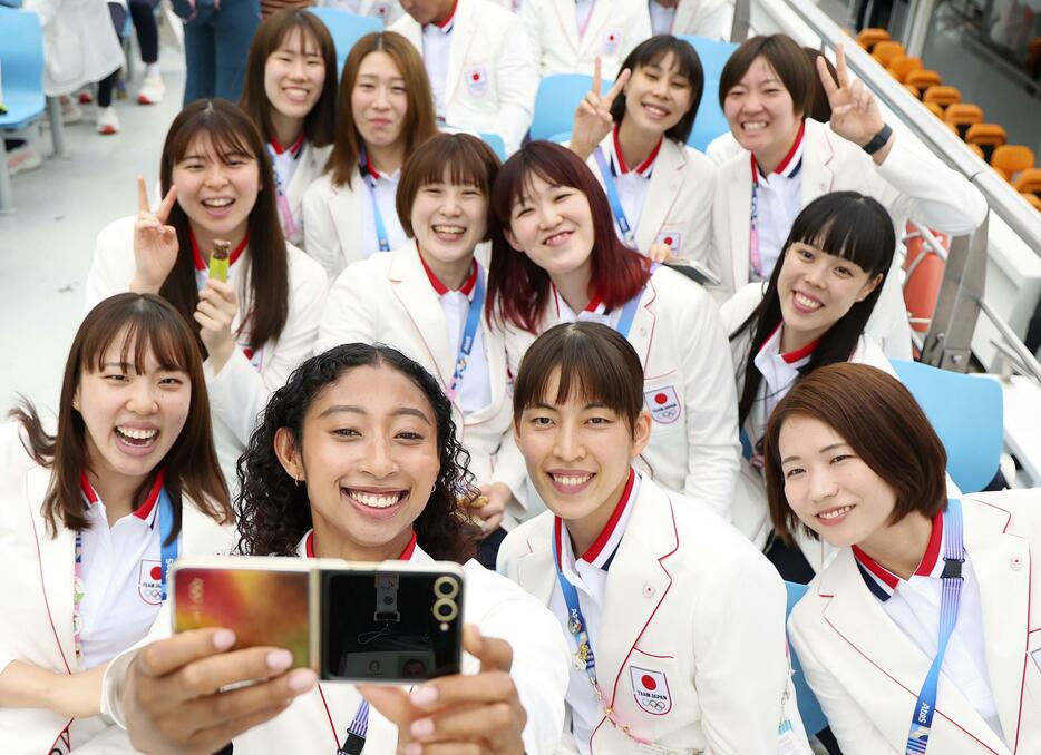 パリ五輪の開会式を前に、船上で記念撮影するバレーボール女子日本選手ら＝26日、パリ（ゲッティ＝共同）