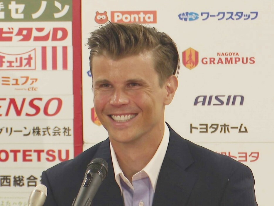 記者会見するミッチェル・ランゲラック選手 2024年7月30日