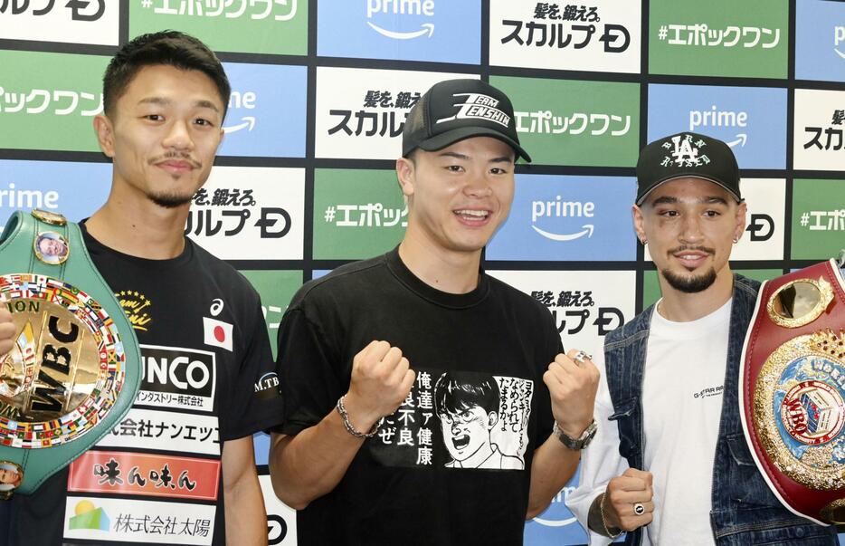 試合から一夜明け、ポーズをとる（左から）ボクシングWBCバンタム級王者の中谷潤人、那須川天心、WBOフライ級王者のアンソニー・オラスクアガ＝21日、東京都新宿区の帝拳ジム