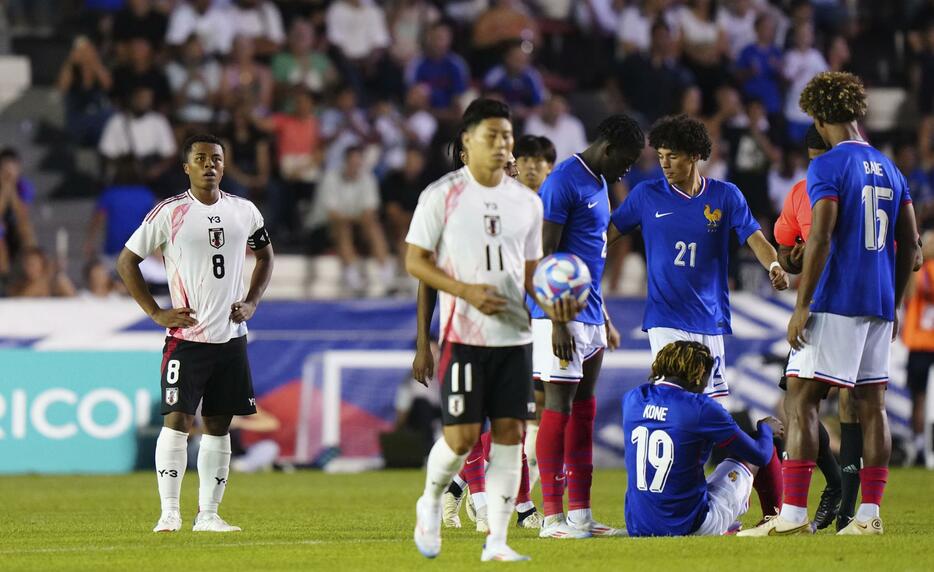 日本―フランス　後半、フランスに同点ゴールを決められ、ぼうぜんとする藤田（左端）＝トゥーロン（共同）