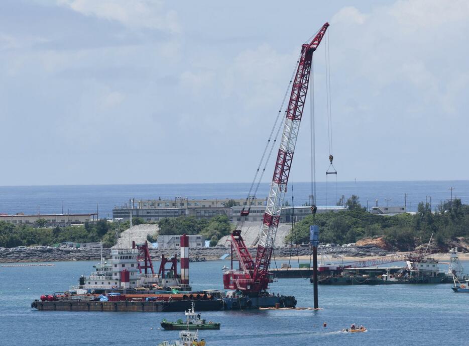 沖縄県名護市辺野古沖の大浦湾で金属製のくいをつり上げる作業船＝3日午前