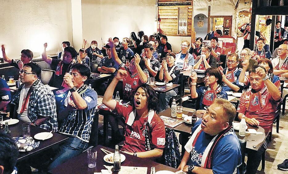 選手に声援を届けるサポーター＝高岡市内の映画館