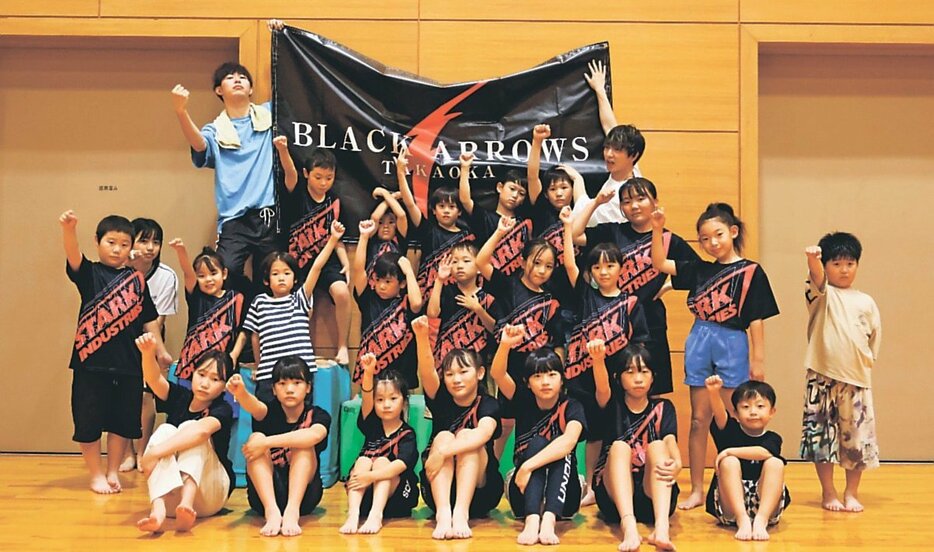 ＢＬＡＣＫ　ＡＲＲＯＷＳ高岡のメンバーら