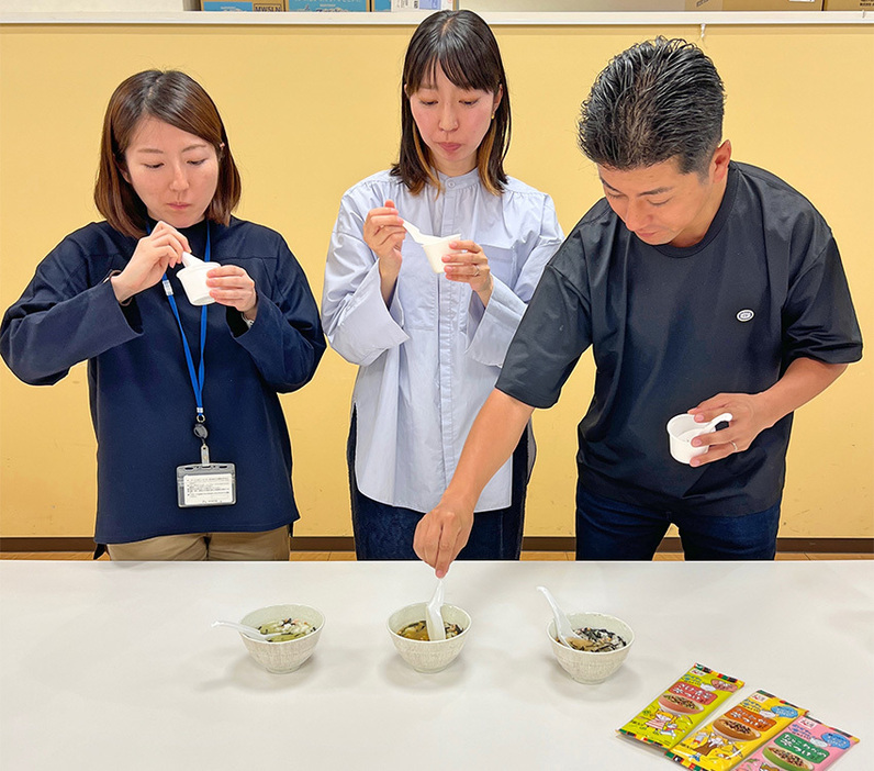 社内でも試食会を行い、それぞれが感想を言い合う。