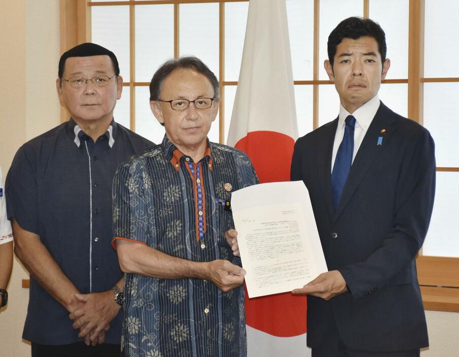 辻清人外務副大臣（右）に抗議文を手渡す沖縄県の玉城デニー知事＝31日午後、外務省