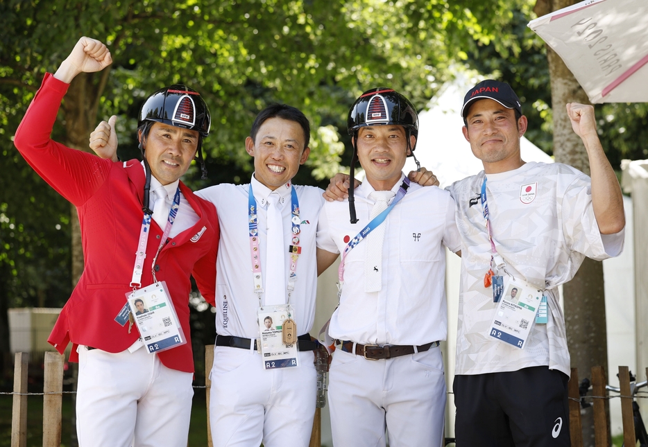 馬術団体で銅メダルを獲得した、（左から）大岩義明、戸本一真、田中利幸、北島隆三