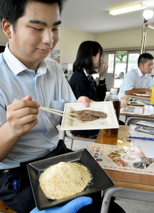 酒粕牛を試食する生徒