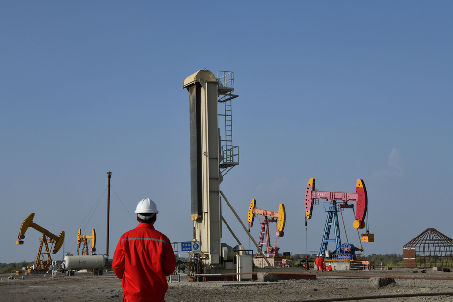 中国は、地表から非常に深い場所にある石油・天然ガスの探査や採掘困難な非在来型資源に取り組むため、中国石油天然気集団公司（ＣＮＰＣ）などの国有企業から成る新たな機関を立ち上げる。ＣＮＰＣが１日、明らかにした。写真は２０１９年８月、新疆ウイグル自治区にあるＣＮＰＣの油田で撮影（２０２４年　ロイター）