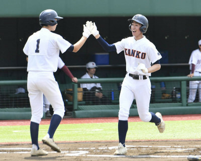 一関一－盛岡一　１回表一関一１死三塁、小原の右越え適時三塁打で３走菊川優が先制のホームを踏み、次打者片方（１）と喜ぶ＝盛岡市・きたぎんボールパーク