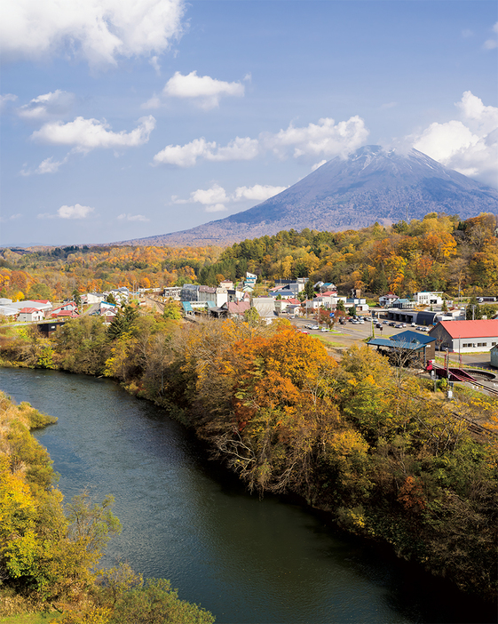 蝦夷富士とも呼ばれる羊蹄山に見守られるようにしてあるニセコ町。近年は移住者も増え、新しい地域のあり方をみんなで模索する動きが高まっている。